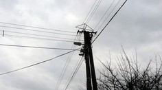 Búrky odstavili elektrinu: Tisíce domácností zostali bez prúdu