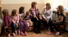 Neznámi ľudia zúfalej matke s deviatimi deťmi kúpili byt. A naďalej jej pomáhajú