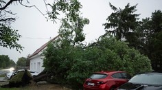 Búrky spôsobili energetickú kalamitu. Tisíce ľudí ostali bez elektriny