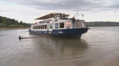 Loď, ktorú po takmer 30 rokoch vrátili na Domašu, museli po mesiaci a pol vytiahnuť na breh