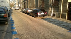 V Bratislave maľovali parkovacie čiary. Zisťovali sme, aký trest hrozí za ich ignorovanie