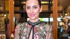 Majka Demitrová vyzerá perfektne. V spoločnosti vo zvodných šatách s hlbokým výstrihom