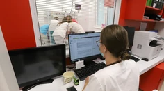 Pribudlo 13 nových úmrtí na COVID-19, počet hospitalizovaných opäť klesol