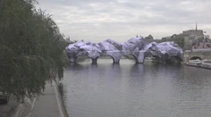 V strede Paríža vyrástlo umelecké dielo. Známy most zaobalila jedinečná inštalácia