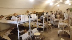 Nemocnica, v ktorej je pacientov toľko, že v jednej posteli ležia aj dvaja