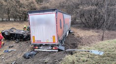 FOTO: Tragickú nehodu pod Strečnom zrejme spôsobil opitý vodič kamióna. Mladý šofér osobného auta nemal šancu prežiť