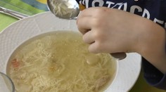 Mamičky bijú na poplach. Jedálničky materských škôl sme preto ukázali odborníkom