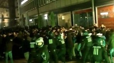 Nesmieš sa ma dotýkať! Nové zábery ukazujú novoročný chaos v Kolíne nad Rýnom