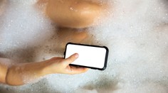 Žena zomrela vo vani, keď držala nabíjajúci sa iPhone. Podľa jej manžela za tragédiu môže výrobca telefónu