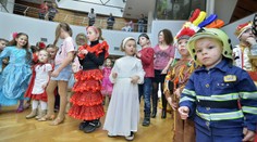 Otca nahnevalo, že sa syn mal prezliecť za dievča. Odborníčka ale poukazuje na našu históriu