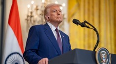 Trump sa pýši svojou policajnou fotografiou. Zavesil si ju pred Oválnu pracovňu