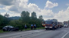 Zrazilo sa auto s kamiónom. Vážna nehoda v okrese Čadca komplikovala dopravu
