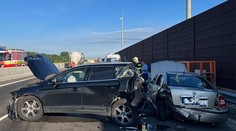 Tragická nehoda na diaľnici v smere do Bratislavy. Kamión narazil do dvoch áut,  hlásia jednu obeť