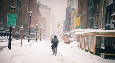 New York zasiahla silná snehová víchrica. Skomplikovala aj vakcináciu