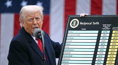 Obchodná vojna sa začala. Trump ukázal nové clá pre EÚ a zvyšok sveta, platiť začnú 5. a 9. apríla