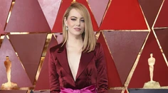 Emma Stone urobila krok vedľa. Na Oscarov prišla v nohaviciach