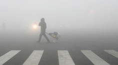 Pol miliardy Číňanov trápi katastrofálny smog, vláda zatvára továrne aj školy