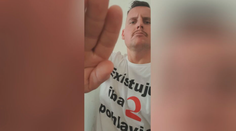 V minulosti hajloval a spieval extrémistické texty. Do jeho relácie napriek tomu chodili vládni politici