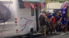 Keď musíš, tak musíš! Cyklista potreboval na veľkú, zastavil sa u fanúšika