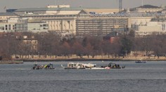 Zrážku lietadla s vrtuľníkom vo Washingtone nikto neprežil, Trump viní politiku Obamu a Bidena