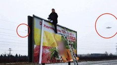 Muž si myslí, že ho odfotili s ufo, astronóm je skeptický