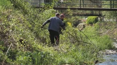 Koryto potoka im zarastá, vodohospodári im nepomáhajú. Na Považí vzali vec do vlastných rúk
