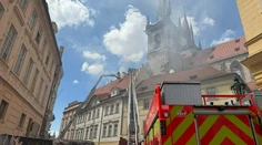 V centre Prahy vypukol požiar. Horela budova vedľa známej galérie