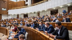 Parlament chcel už v júni zmeniť ústavu v prospech referenda. Z koalície hlasovali za len dvaja