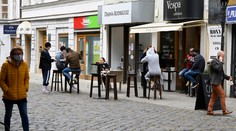 Podnikatelia vyzývajú vládu, aby nezatvárala reštauračné terasy