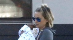 Známa herečka vyrazila s novorodenou dcérkou do ulíc