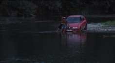 Chcel si zajazdiť rely v rieke. Auto uviazlo aj s vodičom