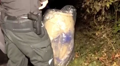FOTO: Záhadný sud na dne Domaše. Polícia má podozrenie, že sú v ňom kostrové pozostatky človeka