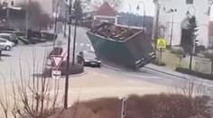 VIDEO: Tesne unikol istej smrti. Muža v českých Belčiciach takmer rozdrvil prevrátený kamión