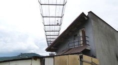 Nebezpečný incident v obci pri Žiline. Na rodinný dom spadlo oceľové lano z nákladnej lanovky