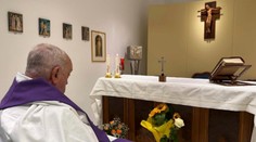 Vatikán po mesiaci zverejnil prvú fotografiu Františka. Pápež posiela veriacim odkaz