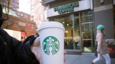 Starbucks má zaplatiť dychberúce odškodné mužovi, ktorému sa do rozkroku vylial horúci nápoj