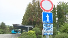 Zničili autobusovú zastávku a narobili aj ďalšie veľké škody. Mesto na juhu Slovenska trápia vandali