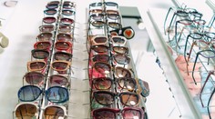 Známa sieť obchodov s okuliarmi vyhlásila bankrot. Dotkne sa to aj slovenských pobočiek?