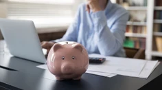 Sama prišla o úspory, potom začala klamať iným. Seniorka má vrátiť takmer 1,5 milióna