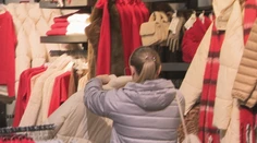 Každý rok kupujeme viac a viac oblečenia. Rastú aj kopy na skládkach, čaká sa na jednu zmenu