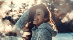 Ako sa starať o vlasy počas zimných mesiacov tak, aby ste o ne neprišli?