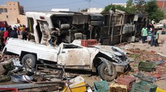 Pri zrážke kamiónu s autobusom zahynulo 15 ľudí a 71 sa zranilo