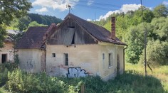 Hrozivý vstup do rekreačnej oblasti. Budovy na začiatku Rematy pri Prievidzi sú ako z hororu