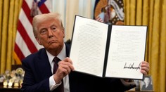 Trump omilostil odporcov interrupcií, nariadil odtajniť spisy o vraždách Kennedyovcov