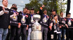 Košickí hokejisti si vychutnali oslavy s množstvom fanúšikov. Trofej dopravili na historickom vozidle