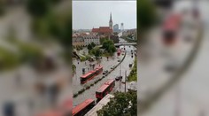VIDEO: Niektoré ulice v centre Bratislavy zaplavila veľká voda. Pri Zochovej autá ledva prechádzali