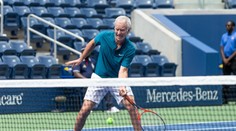 Toto nemôžete myslieť vážne!? Tenisový Búrlivák McEnroe oslavuje šesťdesiatku