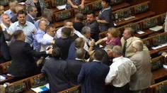 Boje aj v ukrajinskom parlamente: Padali tvrdé päste