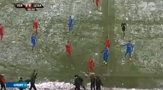 Násilie na štadiónoch pokračuje! Tréner dostal guľou a stratil vedomie