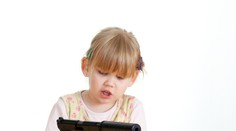 Muž nechal päťročnú vnučku samu v púšti. Mala strieľať na zlých ľudí